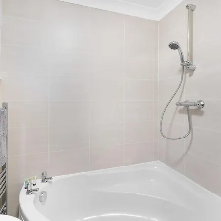 Stylish & Relaxing Retreat In Normanby, Sleeps 4 *