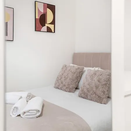 Stylish & Relaxing Retreat In Normanby, Sleeps 4